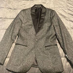 This slim fit blazer is a size 36 regular in the color “charcoal sparkle”.